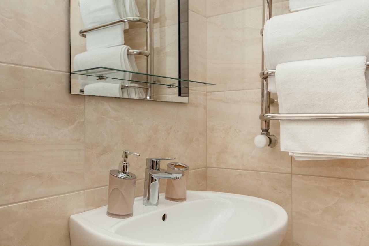 Mon Ami Hotel Ivano-Frankivsk Ngoại thất bức ảnh