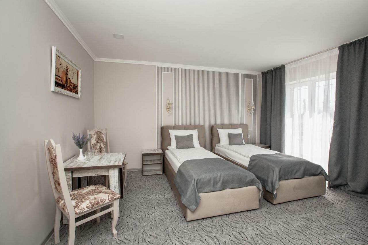 Mon Ami Hotel Ivano-Frankivsk Ngoại thất bức ảnh