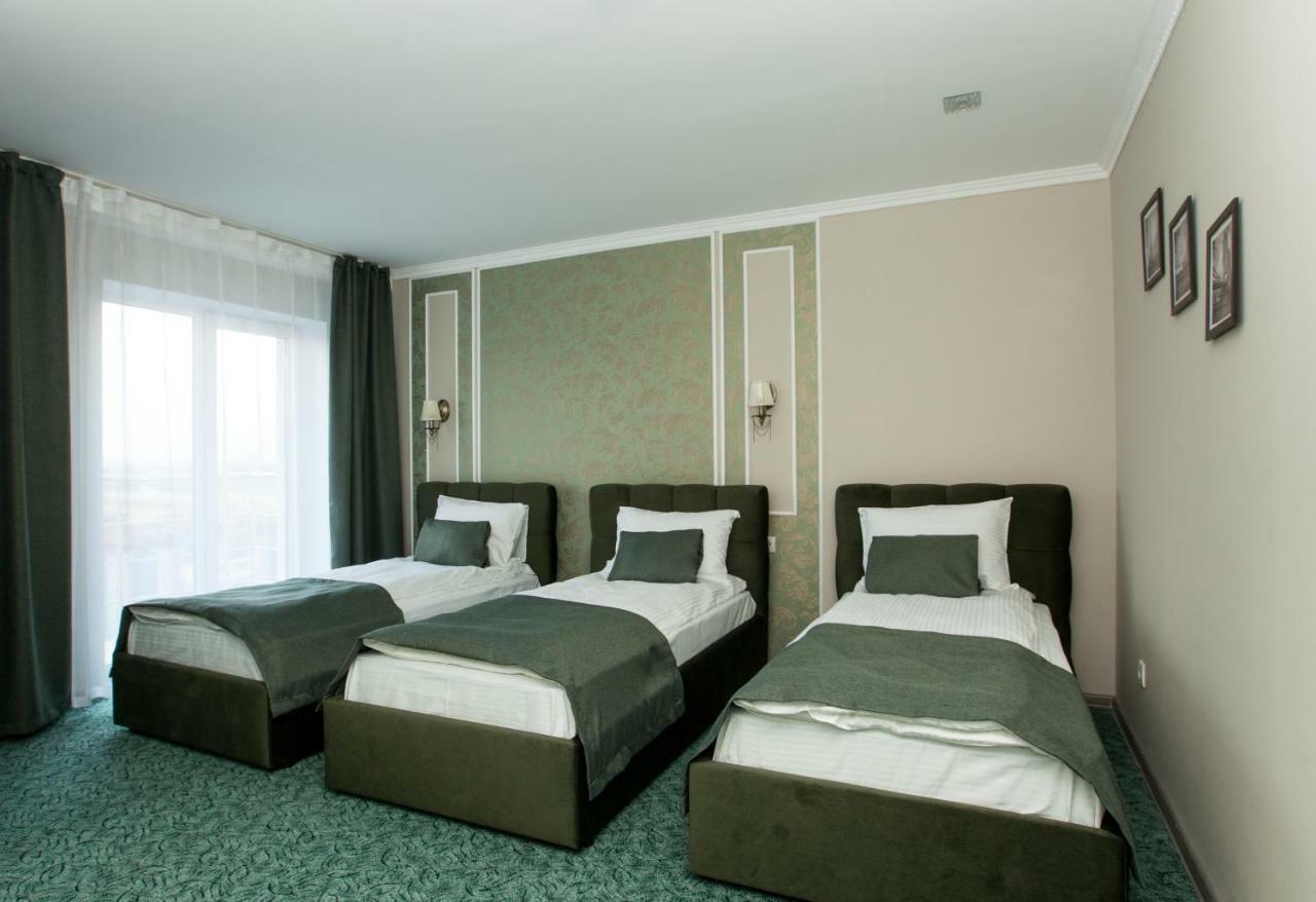 Mon Ami Hotel Ivano-Frankivsk Ngoại thất bức ảnh