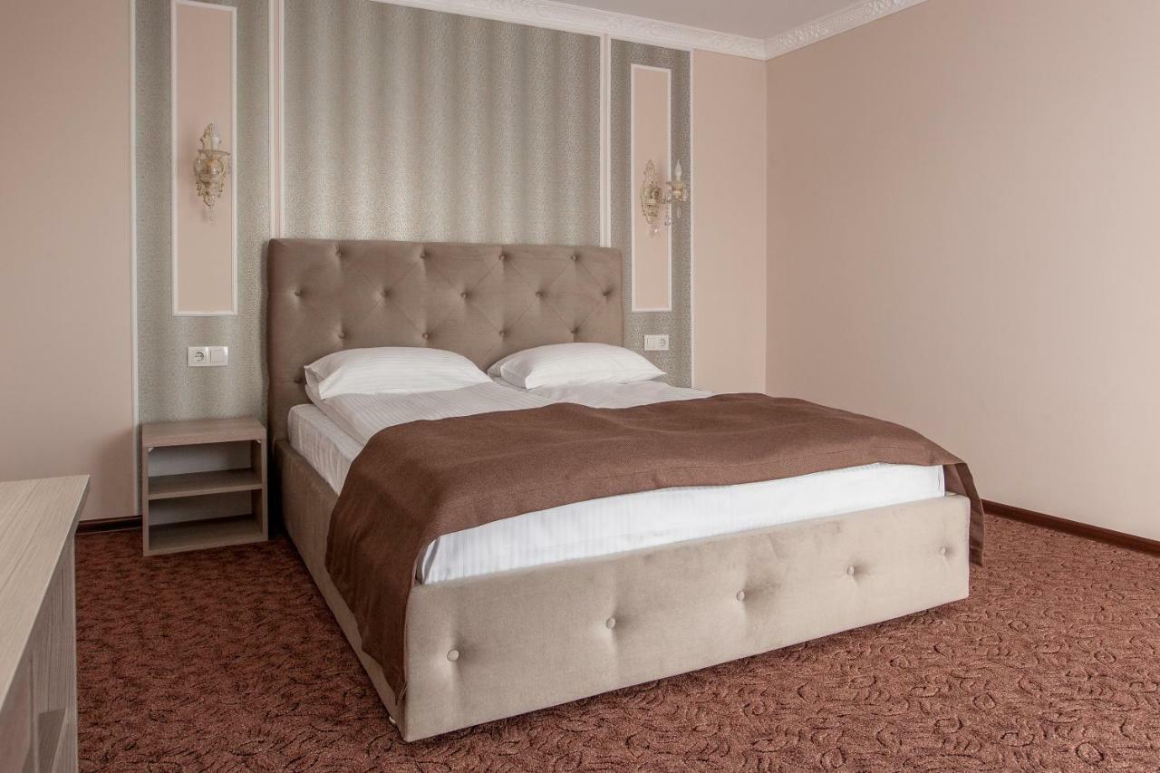 Mon Ami Hotel Ivano-Frankivsk Ngoại thất bức ảnh