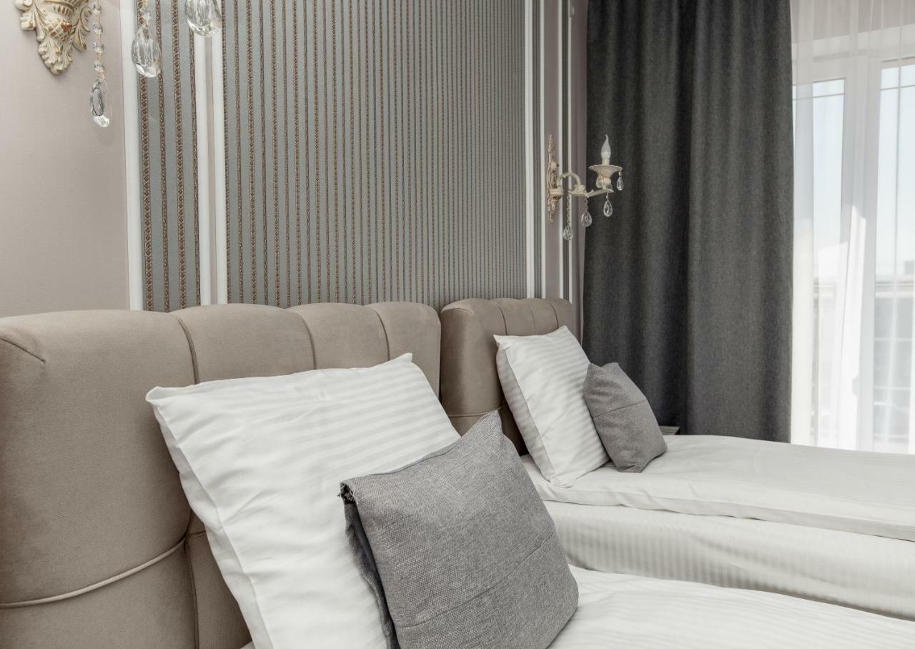 Mon Ami Hotel Ivano-Frankivsk Ngoại thất bức ảnh