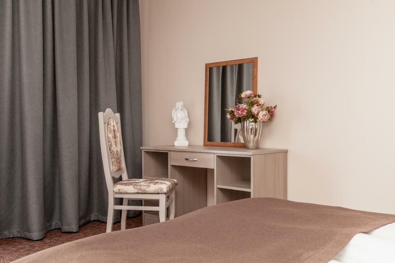 Mon Ami Hotel Ivano-Frankivsk Ngoại thất bức ảnh