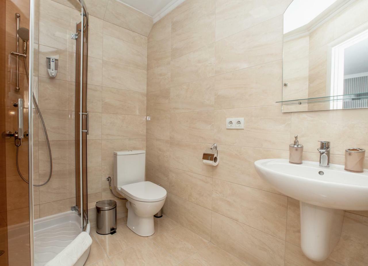 Mon Ami Hotel Ivano-Frankivsk Ngoại thất bức ảnh