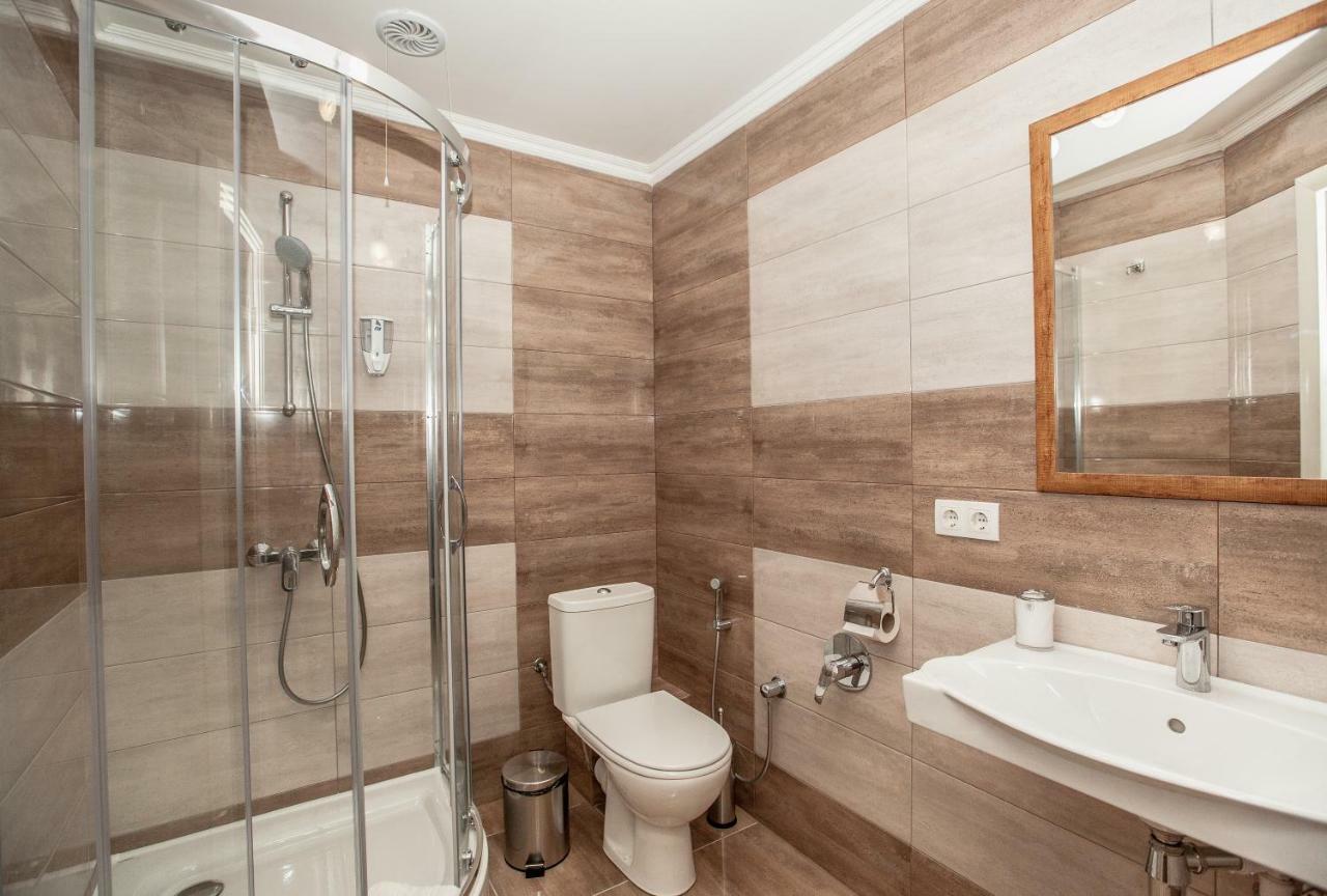 Mon Ami Hotel Ivano-Frankivsk Ngoại thất bức ảnh