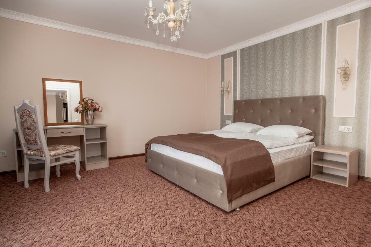 Mon Ami Hotel Ivano-Frankivsk Ngoại thất bức ảnh