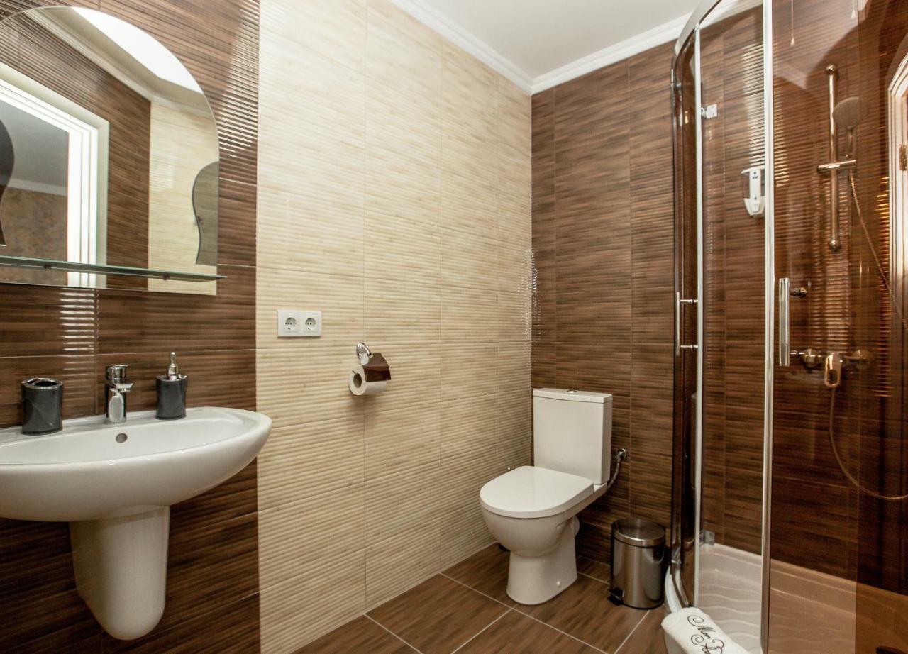 Mon Ami Hotel Ivano-Frankivsk Ngoại thất bức ảnh