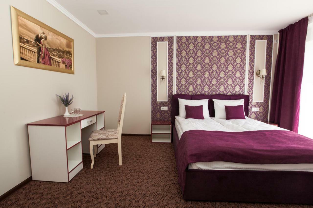 Mon Ami Hotel Ivano-Frankivsk Ngoại thất bức ảnh
