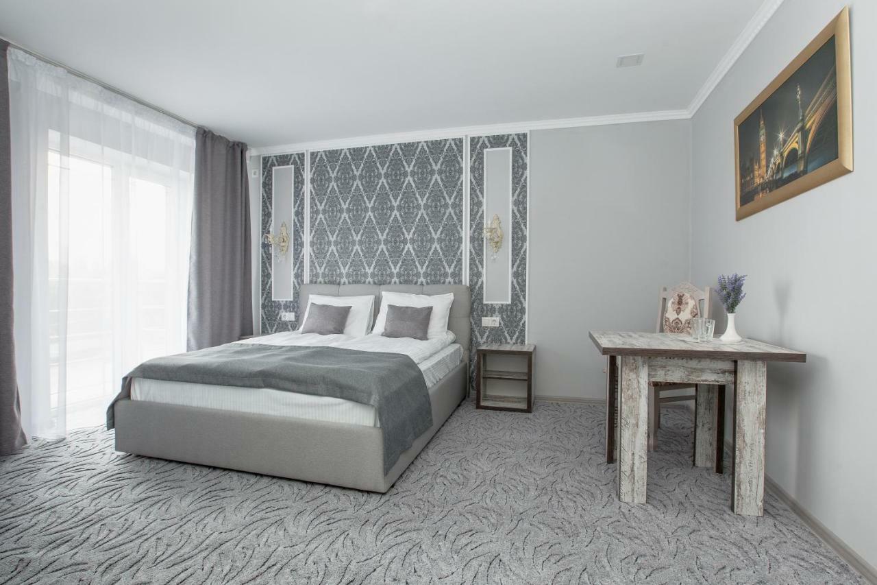 Mon Ami Hotel Ivano-Frankivsk Ngoại thất bức ảnh