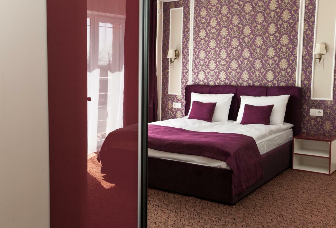Mon Ami Hotel Ivano-Frankivsk Ngoại thất bức ảnh