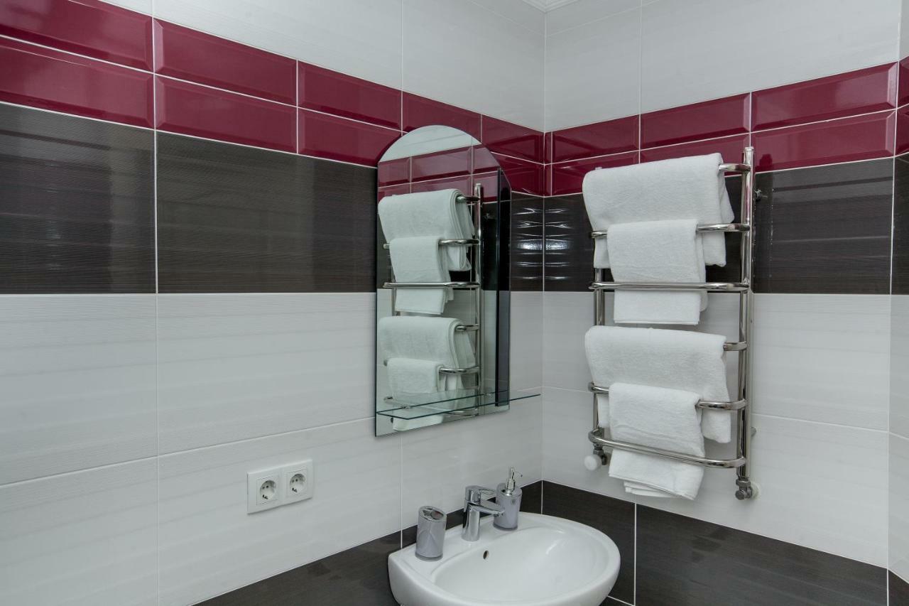 Mon Ami Hotel Ivano-Frankivsk Ngoại thất bức ảnh