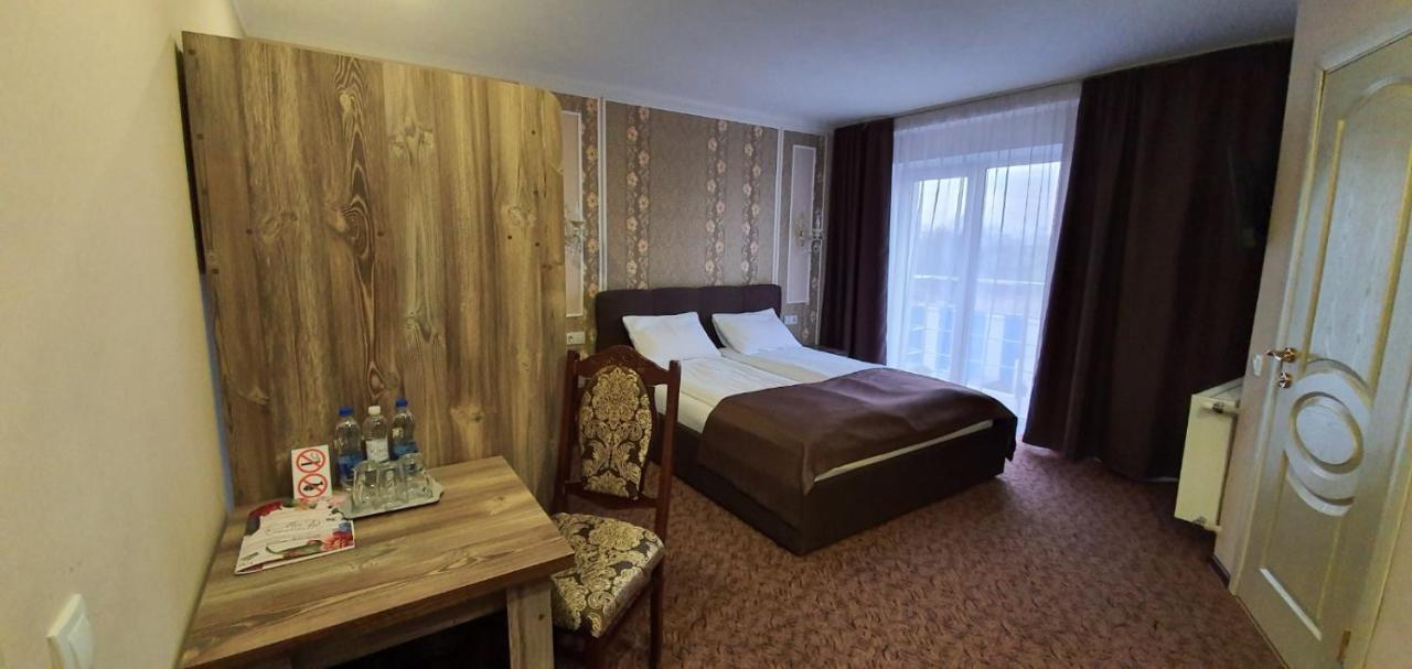 Mon Ami Hotel Ivano-Frankivsk Ngoại thất bức ảnh