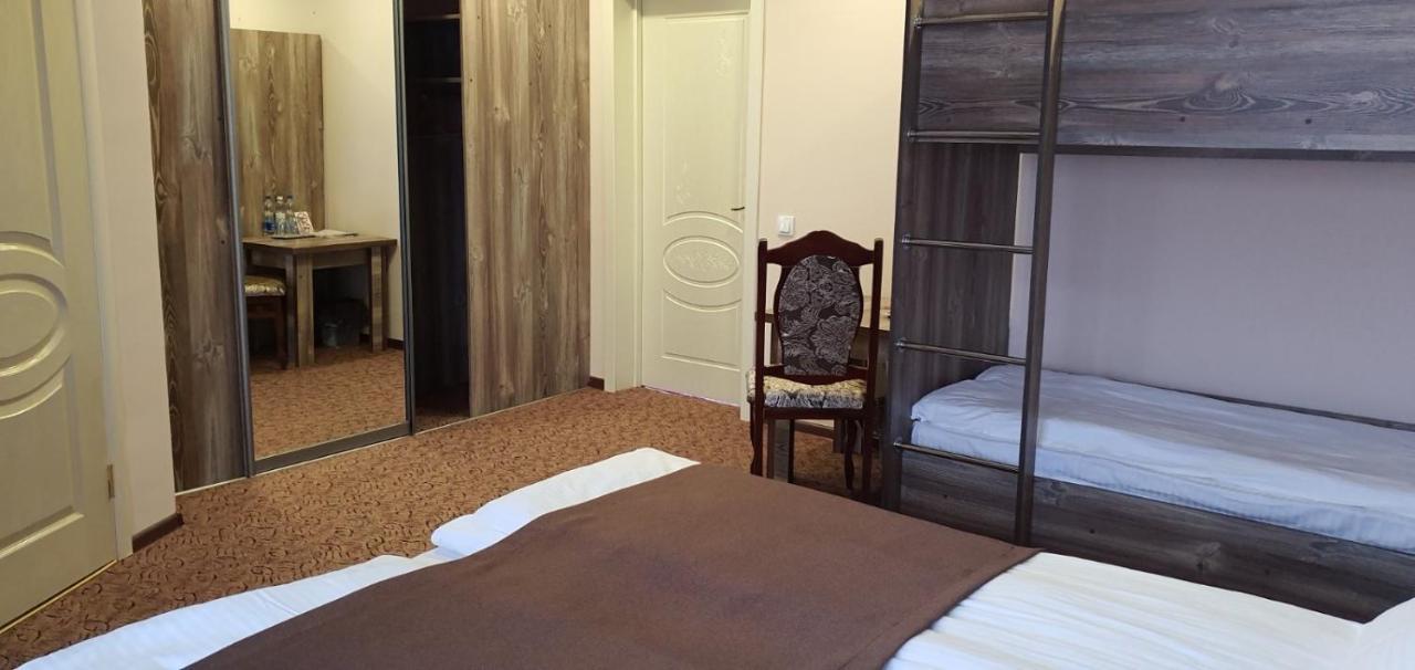 Mon Ami Hotel Ivano-Frankivsk Ngoại thất bức ảnh